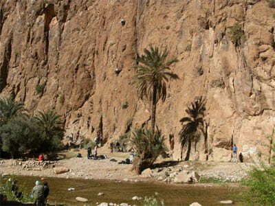 rock-climging-gorge-du-todra-morocco classic tours